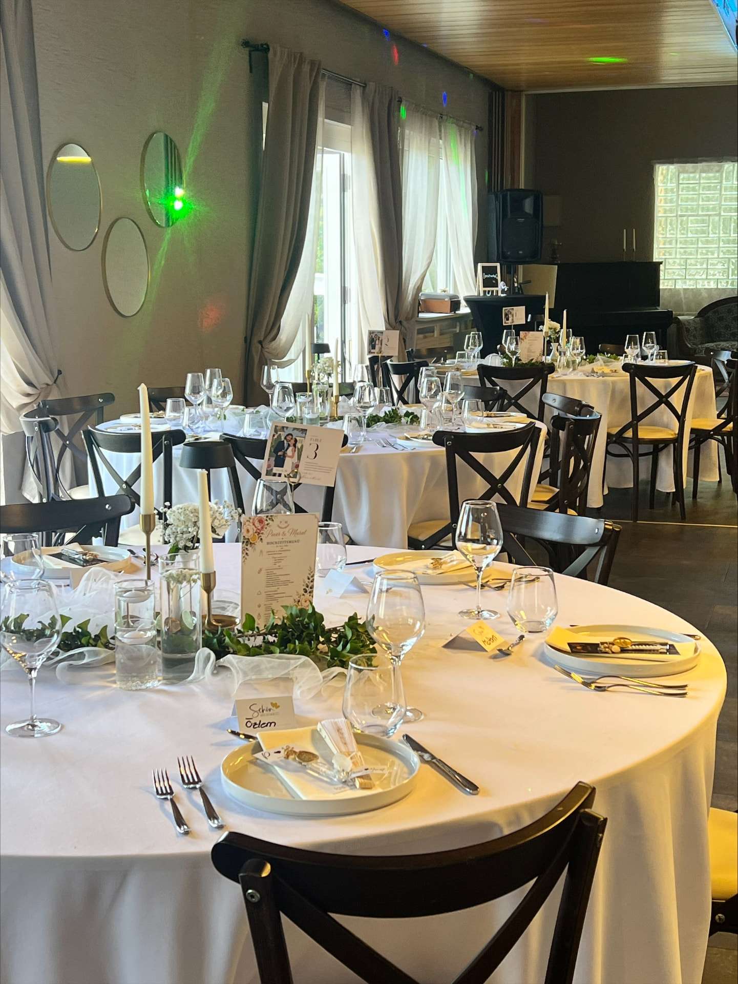 Festlich eingedeckte Tafeln in der Mahrem Eventlocation