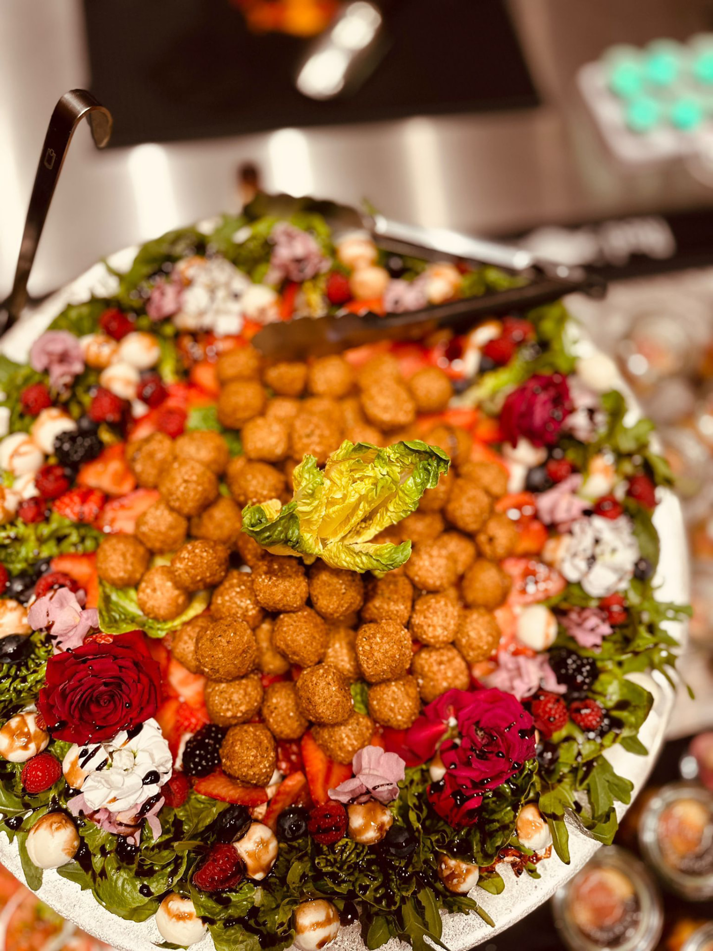 Falafel-Platte mit Blüten, Beeren und Balsamico