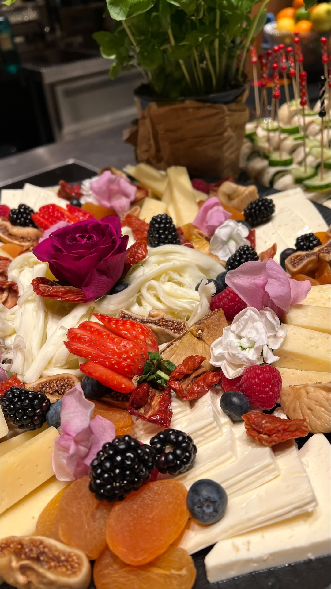 Käsevariation mit Beeren und essbaren Blüten