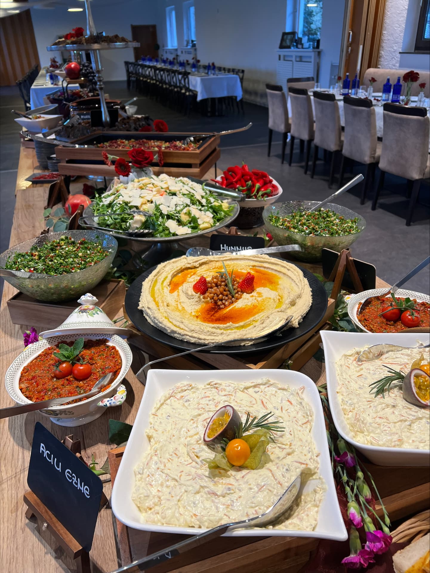 Großes Meze-Buffet mit Hummus, Salaten und Dips
