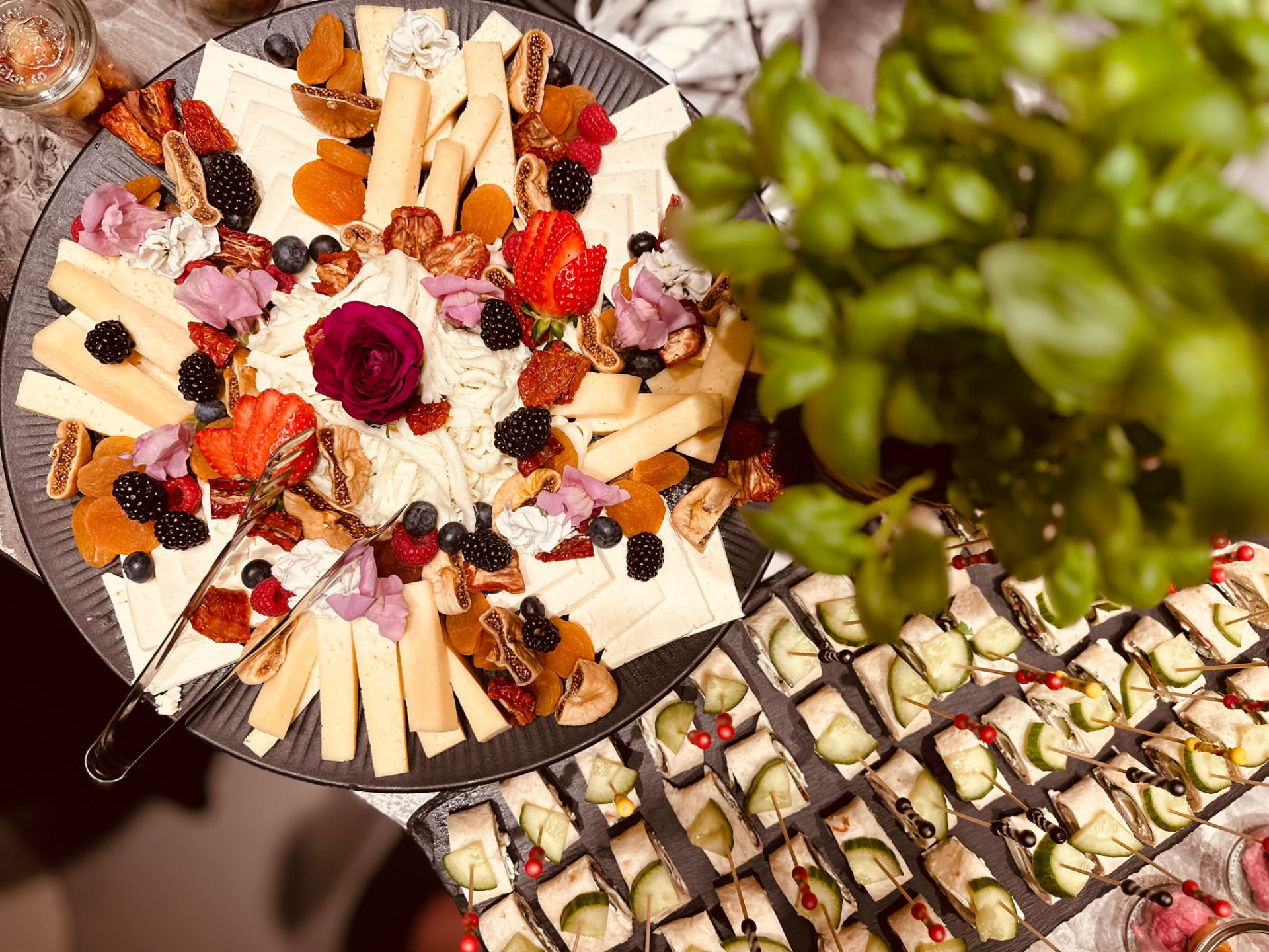 Käseplatte mit Früchten, Nüssen und Trockenfrüchten